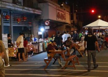 Masyarakat menikmati acara kuliner malam bertajuk "Solo di Waktu Malam" yang digelar di area Pasar Gede Solo setiap Sabtu malam. (Lingkarjateng.id)