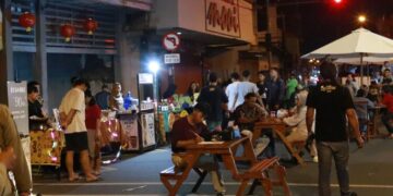 “Solo di Waktu Malam” Angkat Geliat UMKM Lokal 18 Masyarakat menikmati acara kuliner malam bertajuk "Solo di Waktu Malam" yang digelar di area Pasar Gede Solo setiap Sabtu malam. (Lingkarjateng.id)