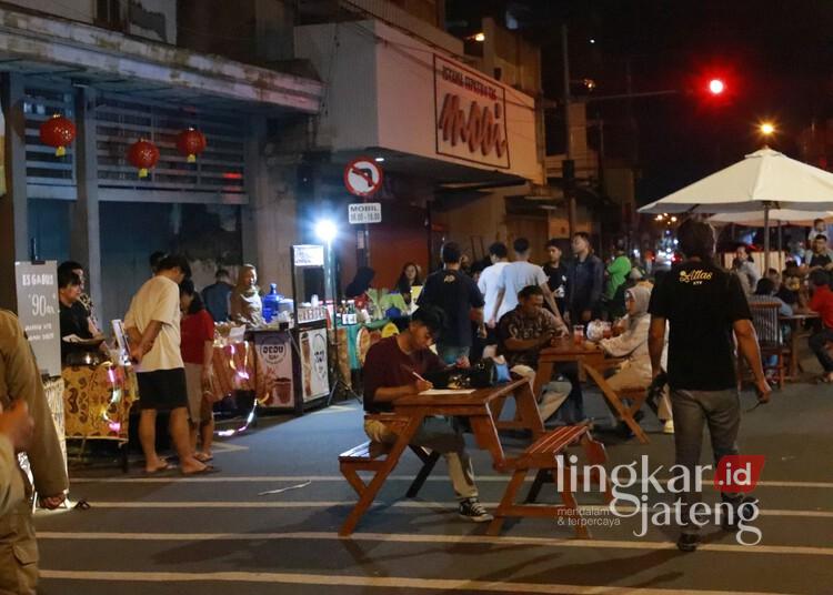 Masyarakat menikmati acara kuliner malam bertajuk "Solo di Waktu Malam" yang digelar di area Pasar Gede Solo setiap Sabtu malam. (Lingkarjateng.id)