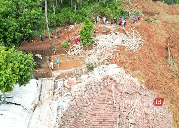 BMKG Peringatkan Potensi Cuaca Ekstrem di Jateng Selama 4-10 Desember 2025 25 Ilustrasi: Kondisi longsor di Dusun Tarukan dan Dusun Cibuyut, Desa Cibeunying, Kecamatan Majenang, Kabupaten Cilacap pada Jumat, 14 November 2025 lalu. (Humas Pemprov Jateng)