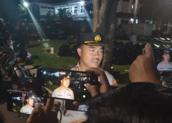 Kapolresta Pati Kombespol Jaka Wahyudi mmeberikan keterangan awak media soal penangkapan 4 orang usai Paripurna Hak Angket DPRD Pati, Jumat malam, 31 Oktober 2025. (Lingkar Network)