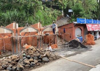 POTRET: Progres pembangunan kios baru di kawasan Pasar Colo Kudus, Senin, 24 November 2025. (Fahtur Rohman/Lingkarjateng.id)