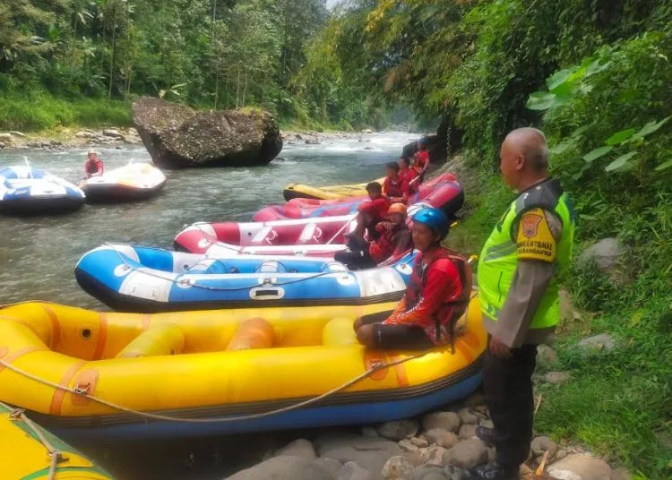 Bhabinkamtibmas Polsek Karanganyar, Aiptu Darudin, menyampaikan imbauan peningkatan standar keselamatan pada pengelola dan pengunjung wisata arung jeram di Desa Lolong, Kecamatan Karanganyar, Senin, 3 November 2025. (Polres Pekalongan/Lingkarjateng.id)