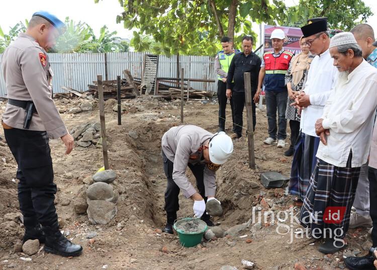 Dikucur Dana Hibah Rp4,6 Miliar, Pembangunan Mapolsek Kangkung Kendal Resmi Dimulai 25 Kapolres Kendal, AKBP Hendry Susanto Sianipar, meletakkan batu pertama pembangunan Mapolsek Kangkung, Jumat, 21 November 2025. (Humas Polres Kendal/Lingkarjateng.id)