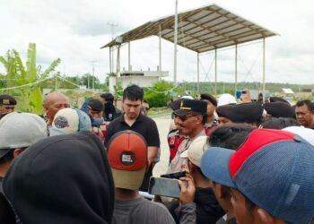 Ratusan warga Jiken, Blora demo di depan PT Pentawira terkait transparansi rekrutmen hingga dampak operasional pabrik, Jumat, 14 November 2025. (Eko Wicaksono/Lingkarjateng.id)