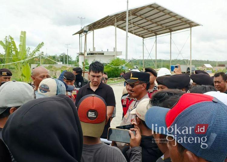 Pemilik PT Pentawira dan Warga Jiken Blora Diajak Mediasi Soal Operasional Pabrik 25 Ratusan warga Jiken, Blora demo di depan PT Pentawira terkait transparansi rekrutmen hingga dampak operasional pabrik, Jumat, 14 November 2025. (Eko Wicaksono/Lingkarjateng.id)