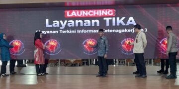 Pemkab Kendal Luncurkan Layanan TIKA, Warga Bisa Akses Informasi Loker Dalam-Luar Negeri 11 Pj. Sekda Kendal, Agus Dwi Lestari (tengah), meluncurkan Layanan TIKA di Pendopo Tumenggung Bahurekso Setda Kendal, Kamis, 20 November 2025. (Anik Kustiani/Lingkarjateng.id)