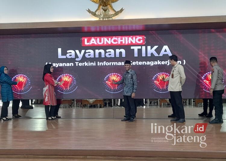 Pemkab Kendal Luncurkan Layanan TIKA, Warga Bisa Akses Informasi Loker Dalam-Luar Negeri 25 Pj. Sekda Kendal, Agus Dwi Lestari (tengah), meluncurkan Layanan TIKA di Pendopo Tumenggung Bahurekso Setda Kendal, Kamis, 20 November 2025. (Anik Kustiani/Lingkarjateng.id)