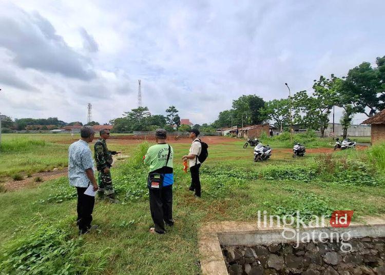 CEK LOKASI: Pengurus Koperasi Desa Merah Putih bersama perwakilan Koramil Kedungwuni meninjau lokasi calon gedung koperasi di lahan kas Desa Karangdowo, Kecamatan Kedungwuni, Kamis, 13 November 2025. (Fahri Akbar/Lingkarjateng.id)
