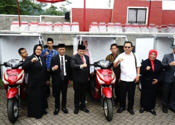 Bupati dan Wakil Bupati Semarang serta jajaran Forkopimda saat menyerahkan bantuan sepeda motor roda tiga kepada penyandang disabilitas dalam peringatan Hari Pahlawan di Alun-alun Bung Karno, Kalijero, Ungaran Timur, Senin, 10 November 2025. (Diskominfo Kabupaten Semarang/Lingkarjateng.id)