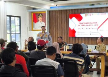 SOSIALISASI: Dinas Perhubungan Kota Semarang menyosialisasikan penerapan parkir elektronik kepada para juru parkir (jukir) di wilayah Semarang Tengah pada Senin, 24 November 2025. (Pemkot Semarang/Lingkarjateng.id)