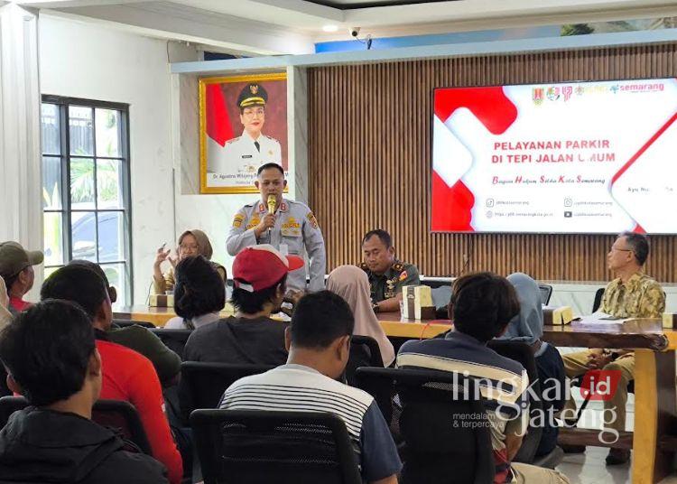 Pemkot Semarang Perluas Penerapan Parkir Elektronik 25 SOSIALISASI: Dinas Perhubungan Kota Semarang menyosialisasikan penerapan parkir elektronik kepada para juru parkir (jukir) di wilayah Semarang Tengah pada Senin, 24 November 2025. (Pemkot Semarang/Lingkarjateng.id)
