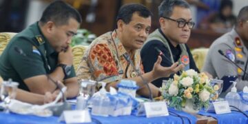 Pemprov Jateng Siapkan Lahan Hunian Sementara Korban Longsor Banjarnegara 17 Gubernur Jawa Tengah, Ahmad Luthfi (tengah), memimpin Rapat Koordinasi Kesiapsiagaan Penanggulangan Bencana di Kota Semarang pada Selasa, 18 November 2025. (Humas Pemprov Jateng)