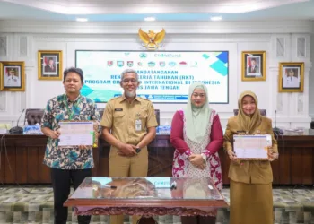 Pemprov Jateng dan ChildFund Garap Program Anak di Enam Daerah 31 Sekda Jateng, Sumarno, bersama ChildFund International Indonesia menunjukkan dokumen Rencana Kerja Tahunan (RKT) berbagai program anak di kompleks Kantor Gubernur Jateng, pada Senin, 3 November 2025. (Humas Pemprov Jateng/Lingkarjateng.id)