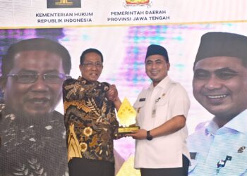 Bentuk 8.563 Posbankum, Pemprov Jateng Raih Rekor MURI 30 Wakil Gubernur Jateng, Taj Yasin, menerima penghargaan rekor MURI atas Pembentukan Posbankum Desa/Kelurahan terbanyak di Gedung Ghradika Bakti Praja, Kota Semarang, Rabu, 19 November 2025. (Humas Pemprov Jateng/Lingkarjateng.id)