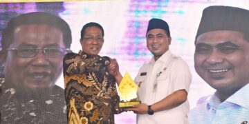 Bentuk 8.563 Posbankum, Pemprov Jateng Raih Rekor MURI 14 Wakil Gubernur Jateng, Taj Yasin, menerima penghargaan rekor MURI atas Pembentukan Posbankum Desa/Kelurahan terbanyak di Gedung Ghradika Bakti Praja, Kota Semarang, Rabu, 19 November 2025. (Humas Pemprov Jateng/Lingkarjateng.id)
