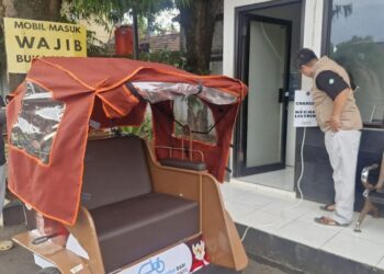Petugas Dinas Perhubungan Kabupaten Kudus mengisi daya becak listrik, Sabtu, 15 November 2025. (Fahtur Rohman/Lingkarjateng.id)
