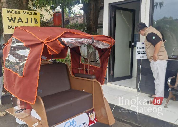 Perdana, Tukang Becak Listrik Kudus Bisa Isi Daya Gratis di Kantor Dishub 25 Petugas Dinas Perhubungan Kabupaten Kudus mengisi daya becak listrik, Sabtu, 15 November 2025. (Fahtur Rohman/Lingkarjateng.id)
