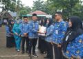 Wali Kota Pekalongan, Achmad Afzan Arslan Djunaid, menyerahkan penghargaan kepada kader kesehatan berprestasi pada peringatan Hari Kesehatan Nasional (HKN) ke-61 Tahun 2025 di halaman RSUD Bendan, Rabu, 12 November 2025. (Fahri Akbar/Lingkarjateng.id)