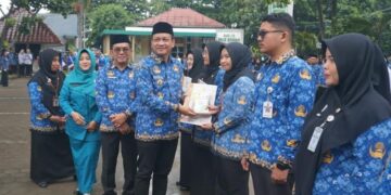 Peringatan HKN 2025, Pemkot Pekalongan Tekankan Komitmen Pelayanan Kesehatan 1 Wali Kota Pekalongan, Achmad Afzan Arslan Djunaid, menyerahkan penghargaan kepada kader kesehatan berprestasi pada peringatan Hari Kesehatan Nasional (HKN) ke-61 Tahun 2025 di halaman RSUD Bendan, Rabu, 12 November 2025. (Fahri Akbar/Lingkarjateng.id)