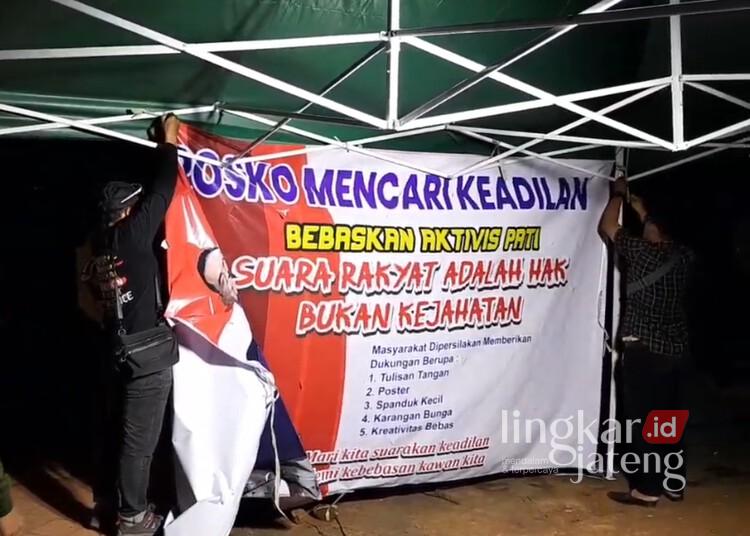 Baru 1 Jam Berdiri, Posko Keadilan MPK di Depan Kantor Bupati Pati Dibongkar 25 Massa MPK secara sukarela membongkar posko mencari keadilan yang didirikan di depan Kantor Bupati Pati, Jumat malam, 28 November 2025. (Mutia Parasti/Lingkarjateng.id)