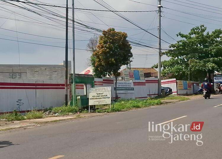Kondisi jalan di sekitar lokasi pembangunan proyek Exit Tol Ambarawa di ruas Jalan Bawen-Ambarawa, Kabupaten Semarang. (Hesty Imaniar/Lingkarjateng.id)