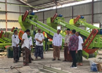 Fasilitas RDF Senilai Rp4,2 Miliar di Kudus Bisa Olah 2,5 Ton Sampah per Jam 26 Bupati Kudus, Sam’ani Intakoris, saat meninjau langsung proyek RDF di TPA Tanjungrejo, Kecamatan Jekulo, Kabupaten Kudus, pada Kamis, 27 November 2025. (Mohammad Fahtur Rohman/Lingkarjateng.id)