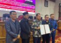 Bupati Kudus Sam’ani Intakoris bersama Pimpinan DPRD Kabupaten Kudus usai penandatanganan kesepakatan RAPBD Kudus Tahun 2026 di Ruang Rapat Paripurna DPRD Kudus, Selasa, 25 November 2025. (Nisa Hafizhotus Syarifa/Lingkarjateng.id)