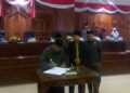 Bupati Rembang, Harno, menandatangani RAPBD 2026 dalam Rapat Paripurna di Gedung DPRD Rembang, Jumat, 28 November 2025 (Muhammad Faalih/Lingkarjateng.id)