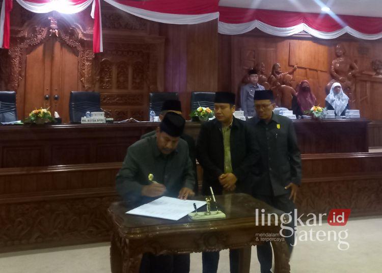 Rancangan APBD Rembang 2026 Disetujui, Pendapatan Daerah Naik Jadi Rp2 Triliun 25 Bupati Rembang, Harno, menandatangani RAPBD 2026 dalam Rapat Paripurna di Gedung DPRD Rembang, Jumat, 28 November 2025 (Muhammad Faalih/Lingkarjateng.id)