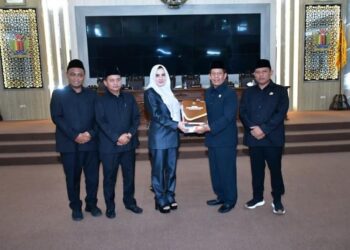 Bupati Pekalongan Fadia Arafiq menyerahkan dokumen Propemperda dan Raperda APBD 2026 kepada pimpinan DPRD dalam Rapat Paripurna di Gedung DPRD Kabupaten Pekalongan, Jumat, 28 November 2025. (Fahri Akbar/Lingkarjateng.id)