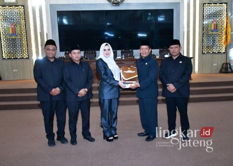 Raperda APBD 2026, Belanja Daerah Pemkab Pekalongan Capai Rp2,51 T 25 Bupati Pekalongan Fadia Arafiq menyerahkan dokumen Propemperda dan Raperda APBD 2026 kepada pimpinan DPRD dalam Rapat Paripurna di Gedung DPRD Kabupaten Pekalongan, Jumat, 28 November 2025. (Fahri Akbar/Lingkarjateng.id)
