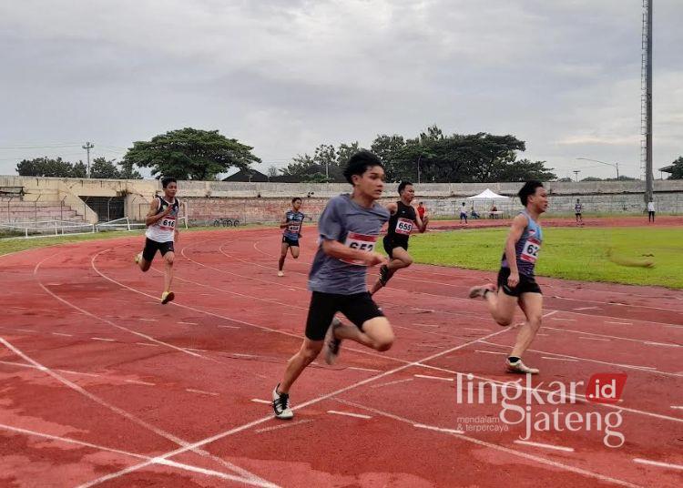 Peserta kejuaraan atletik Bahurekso Cup XII di Stadion Utama Kebondalem, Kabupaten Kendal pada Jumat, 14 November 2025. (Anik Kustiani/Lingkarjateng.id)