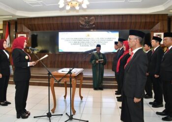 PELANTIKAN: Bupati Pekalongan Fadia Arafiq melantik sembilan pejabat tinggi pratama di Aula Setda Kabupaten Pekalongan, Rabu, 26 November 2025. (Fahri Akbar/Lingkarjateng.id)