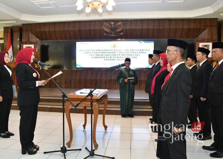 PELANTIKAN: Bupati Pekalongan Fadia Arafiq melantik sembilan pejabat tinggi pratama di Aula Setda Kabupaten Pekalongan, Rabu, 26 November 2025. (Fahri Akbar/Lingkarjateng.id)