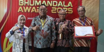 Grobogan Raih Penghargaan Bhumandala Kanaka 2025 Berkat Inovasi SIGANA 12 Bupati Grobogan, Setyo Hadi (dua dari kiri), berserta jajarannya saat menerima penghargaan Bhumandala Kanaka (Emas) di Auditorium Perpustakaan Nasional, Jakarta, Selasa, 18 November 2025. (Humas Pemkab Grobogan/Lingkarjateng.id)