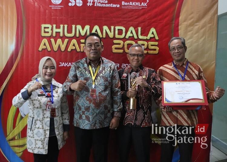 Grobogan Raih Penghargaan Bhumandala Kanaka 2025 Berkat Inovasi SIGANA 25 Bupati Grobogan, Setyo Hadi (dua dari kiri), berserta jajarannya saat menerima penghargaan Bhumandala Kanaka (Emas) di Auditorium Perpustakaan Nasional, Jakarta, Selasa, 18 November 2025. (Humas Pemkab Grobogan/Lingkarjateng.id)