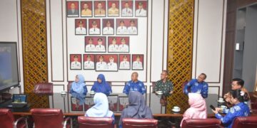 Wali Kota Salatiga, Robby Hermawan, bersama sejumlah pejabat saat mengikuti zoom meeting penganugerahan Kabupaten/Kota Sehat (KKS) Swasti Saba 2025 di Kantor Wali Kota Salatiga, Jumat, 28 November 2025. (Prokompim Setda Salatiga/Lingkarjateng.id)