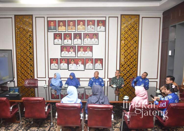 Salatiga Raih Predikat Kota Sehat 2025, Ini Manfaatnya bagi Warga 25 Wali Kota Salatiga, Robby Hermawan, bersama sejumlah pejabat saat mengikuti zoom meeting penganugerahan Kabupaten/Kota Sehat (KKS) Swasti Saba 2025 di Kantor Wali Kota Salatiga, Jumat, 28 November 2025. (Prokompim Setda Salatiga/Lingkarjateng.id)