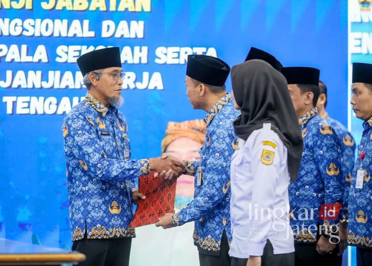 Lantik 598 Pejabat Baru, Sekda Jateng Minta Jaga Amanah dan Integritas 25 Sekda Jateng, Sumarno, memberikan SK pengangkatan pejabat di lingkungan Pemerintah Provinsi Jawa Tengah di Gedung Gradhika Bhakti Praja, Kota Semarang, Senin, 10 November 2025. (Humas Pemprov Jateng/Lingkarjateng.id)