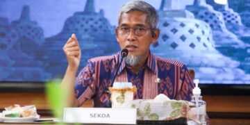 Sekda Jateng Tegaskan Proyek PSEL Semarang Raya Butuh Kolaborasi Lintas Daerah 22 Sekda Jateng Sumarno memimpin Rapat Persiapan PSEL Semarang Raya yang berlangsung di kompleks Gubernur Jateng, Selasa, 11 November 2025. (Humas Pemprov Jateng/Lingkarjateng.id)