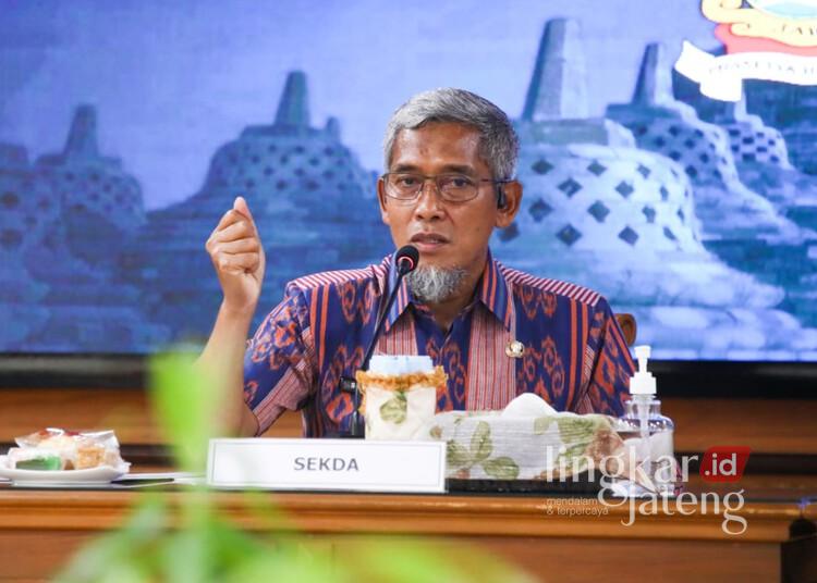 Sekda Jateng Tegaskan Proyek PSEL Semarang Raya Butuh Kolaborasi Lintas Daerah 25 Sekda Jateng Sumarno memimpin Rapat Persiapan PSEL Semarang Raya yang berlangsung di kompleks Gubernur Jateng, Selasa, 11 November 2025. (Humas Pemprov Jateng/Lingkarjateng.id)