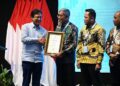 Menteri Kesehatan RI Budi Guna Sadikin menyerahkan penghargaan kepada Sekretaris Daerah (Sekda) Jateng Sumarno saat Rapat Koordinasi Nasional (Rakornas) Percepatan Penurunan Stunting Tahun 2025 di Auditorium Kemenkes, Jakarta, Rabu, 12 November 2025. (Humas Pemprov Jateng/Lingkarjateng.id)
