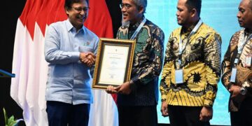 Sukses Intervensi Stunting, Pemprov Jateng Terima Penghargaan Kemenkes 13 Menteri Kesehatan RI Budi Guna Sadikin menyerahkan penghargaan kepada Sekretaris Daerah (Sekda) Jateng Sumarno saat Rapat Koordinasi Nasional (Rakornas) Percepatan Penurunan Stunting Tahun 2025 di Auditorium Kemenkes, Jakarta, Rabu, 12 November 2025. (Humas Pemprov Jateng/Lingkarjateng.id)