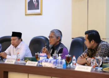 Pemprov Jateng Siapkan Program Mudik dan Balik Rantau Gratis 2026 29 Sekda Jateng Sumarno memimpin rapat koordinasi persiapan Program Mudik dan Balik Rantau Gratis 2026 di Kompleks Kantor Gubernur Jawa Tengah, Selasa, 4 November 2025. (Humas Pemprov Jateng/Lingkarjateng.id)