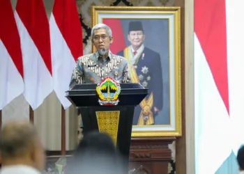 Pemprov Jateng Dongkrak Pertumbuhan Ekonomi Lewat Inovasi Daerah 25 Sekda Jawa Tengah, Sumarno, memberi sambutan dalam acara Anugerah Karya Riset Pembangunan Jawa Tengah 2025 dan peluncuran DocRIDa di Gedung Gradhika Bhakti Praja, Kota Semarang, Kamis, 6 November 2026. (Humas Pemprov Jateng/Lingkarjateng.id)