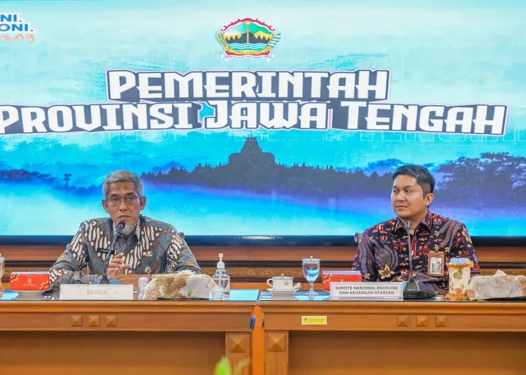 KNEKS Nilai Jawa Tengah Potensial Kembangkan Ekonomi Syariah 25 Sekretaris Daerah (Sekda) Jawa Tengah, Sumarno, bersama Direktur Infrastruktur Ekosistem Syariah Komite Nasional Ekonomi dan Keuangan Syariah (KNEKS), Sutan Emir Hidayat, dalam acara Penguatan Literasi Brand Ekonomi Syariah Provinsi Jawa Tengah di kompleks Kantor Gubernur Jawa Tengah pada Kamis, 6 November 2025. (Humas Pemprov Jateng/Lingkarjateng.id)
