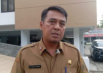 Sekda Kabupaten Pekalongan, Yulian Akbar, memberikan keterangan usai mengikuti rapat Banggar terkait finalisasi APBD 2026, Senin, 24 November 2025. (Fahri Akbar/Lingkarjateng.id)