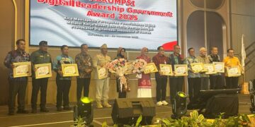 Sekda Kabupaten Pekalongan Raih ADLG Award 2025 Kategori Vision 13 Penyerahan penghargaan dalam ajang ASKOMPSI Digital Leadership Government (ADGL) Award 2025 di Hotel Grand Mercure Surabaya, Kamis, 20 November 2025. (Dinkominfo Kab. Pekalongan/Lingkarjateng.id)