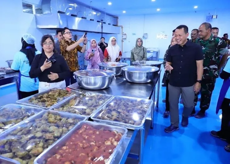 Seluruh Dapur MBG di Kudus Diminta Pasang Kamera CCTV 25 Bupati Kudus Sam’ani Intakoris saat meninjau salah satu Satuan Pelayanan Pemenuhan Gizi (SPPG) di wilayah setempat. (Nisa Hafizhotus Syarifa/Lingkarjateng.id)